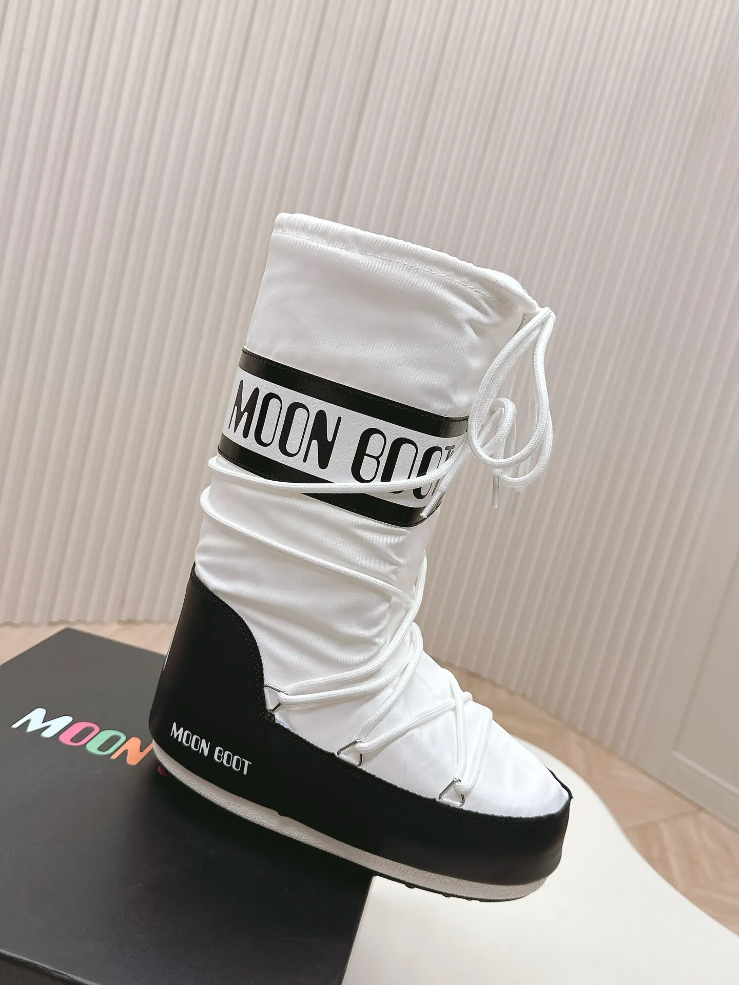 Men's men's shoes pP620! Fabric high boots Moon Boot 24ss The latest snow boots series for autumn and winter... Ugly snow short boots Forget UGG, fashionable people are wearing Moon Boot snow boots. If you find it difficult to accept the revival of UGG, now there is a more alternative snow boot that is back. It is 4 cm taller, that is the Moon Boot. It was already very popular in the millennium. Paris Hilton, Victoria Beckham and other celebrities often wore it, and now the Y2K trend is popular again. The same QQ show outfit worn by young children. The ugly snow boots that have been shown by thousands of people have become popular again. They are not distinguished between men and women. They look slim and warm and easy to wear. Fabric: 70% cotton and 30% plastic. Lining: 100% silk cotton liner. Feet: 100% silk cotton liner. Outsole: thermoplastic rubber. Bottom thickness: 4cm. Size: #35-41 (41 customization is not returnable).